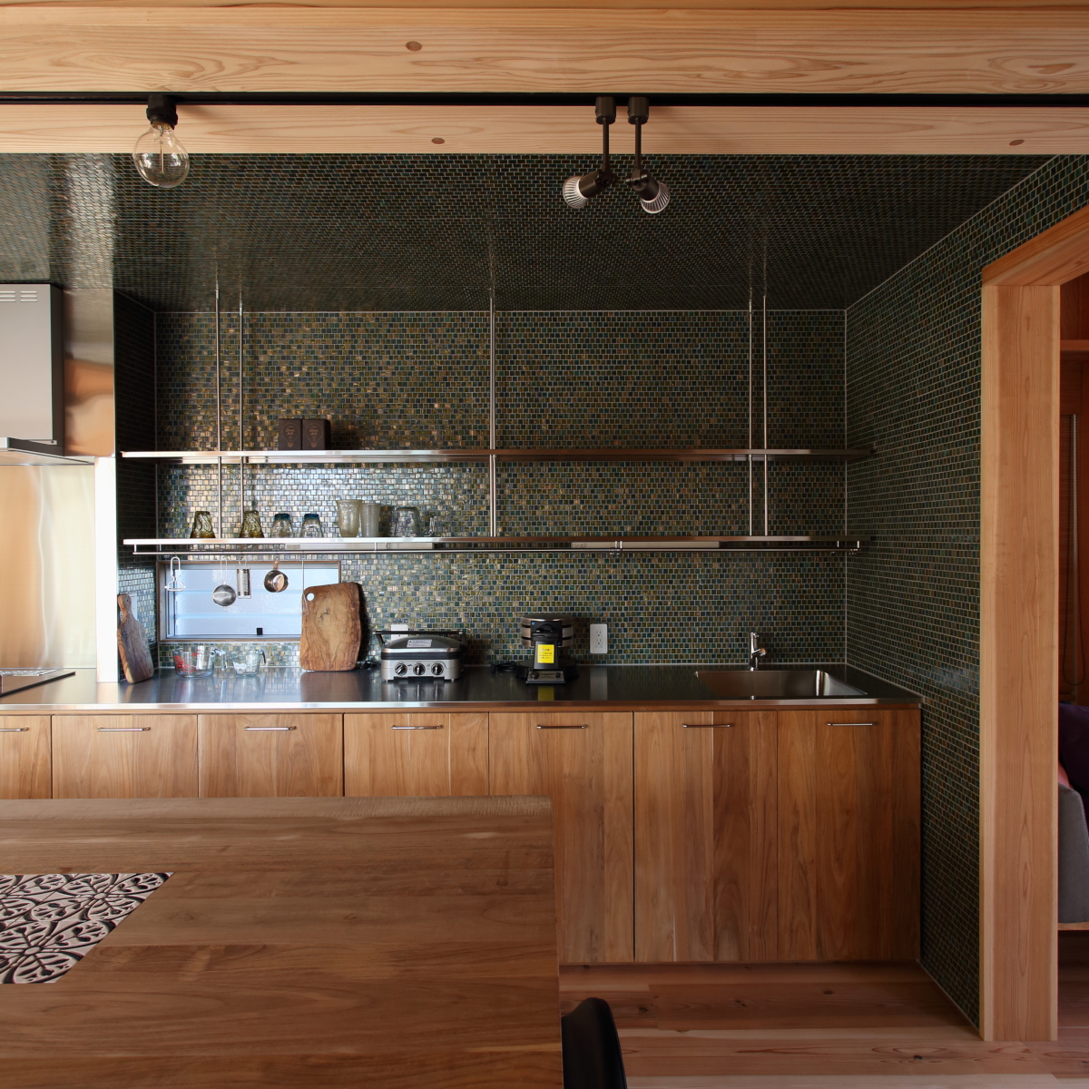 平屋のコートハウスの夜景