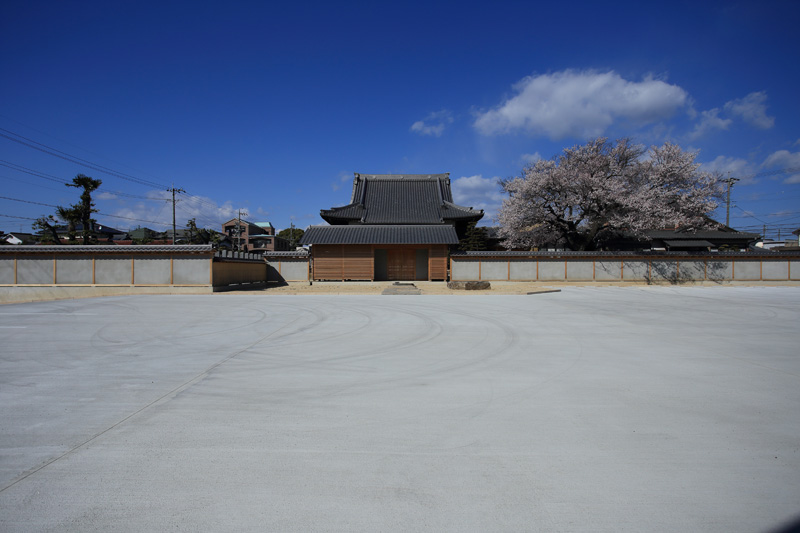 お寺と門と塀