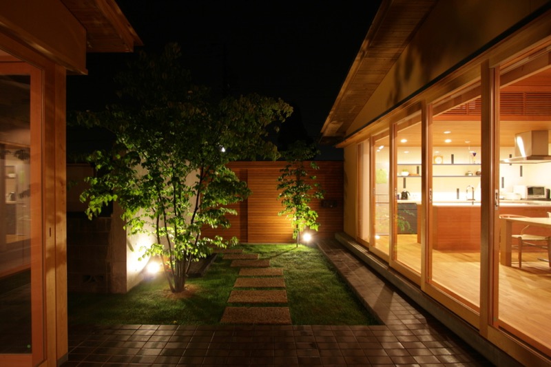 夜の中庭