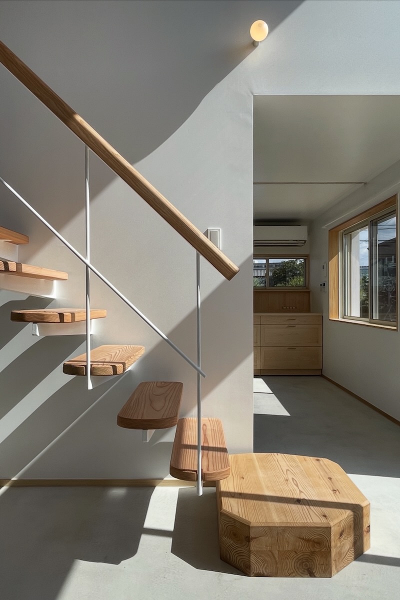 吹き抜けにある鉄骨階段