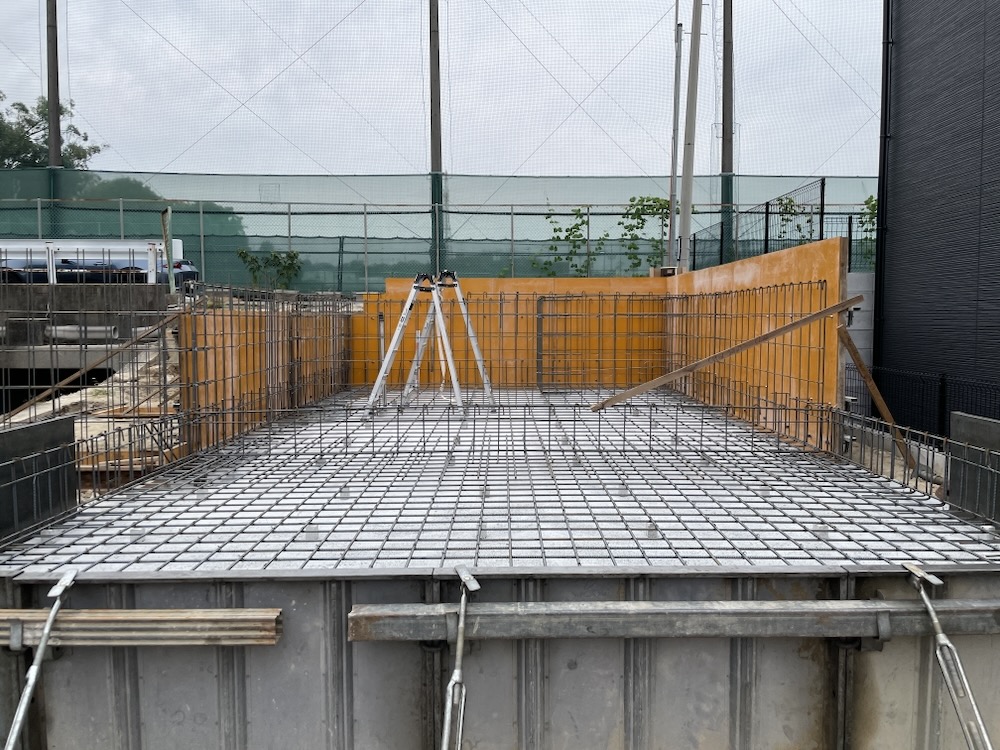 基礎工事中に鉄筋の検査を行う