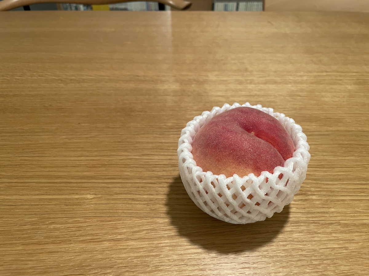 ダイニングテーブルの上のさくら白桃