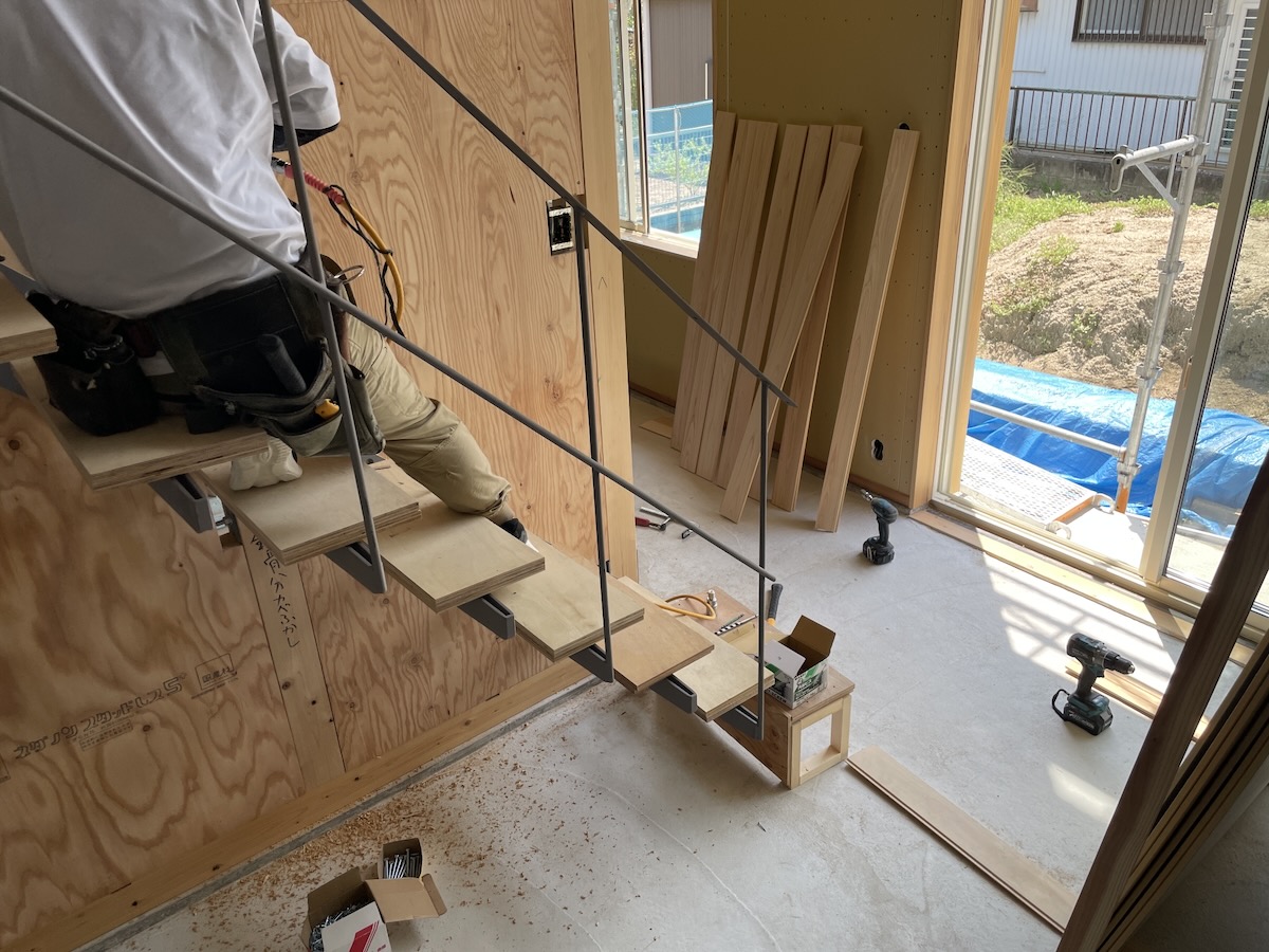 鉄骨片持ち階段の施工風景