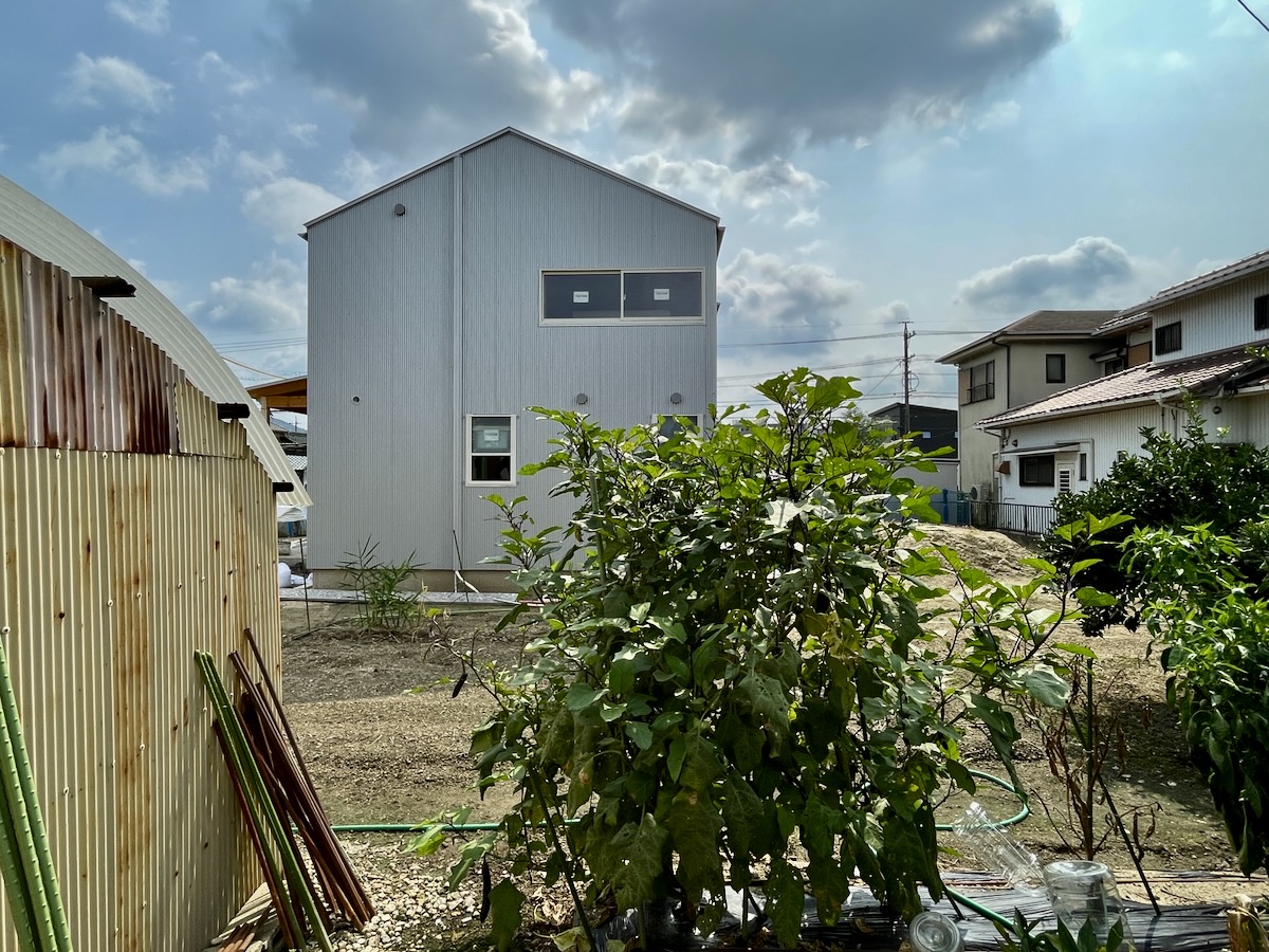 ガルバリウム鋼板の外壁の二階建て住宅